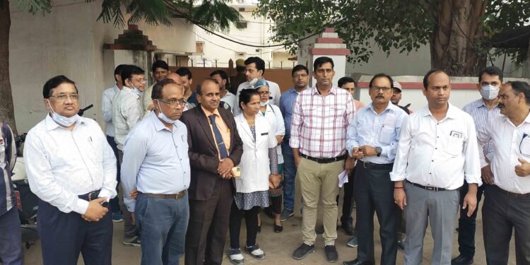 चिकित्सकों से अभद्रता करने वालों के खिलाफ पुलिस दर्ज करे मुकदमाः डॉ० राधेश्याम