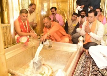 CM योगी ने बाबा विश्वनाथ दरबार में लगाई हाजिरी, विधि-विधान से पूजन कर महादेव से लिया आशीर्वाद
