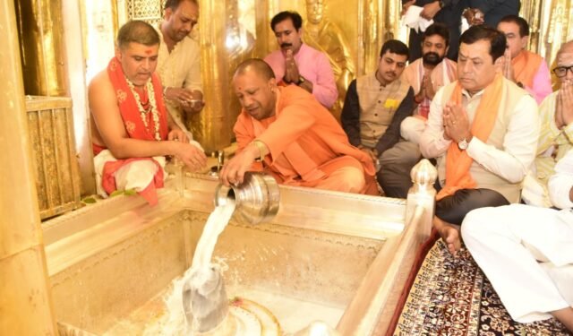 CM योगी ने बाबा विश्वनाथ दरबार में लगाई हाजिरी, विधि-विधान से पूजन कर महादेव से लिया आशीर्वाद