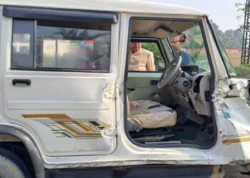 अनियंत्रित ट्रैक्टर ने बोलेरो को मारी टक्कर, चपेट में आईं आधा दर्जन बाइक