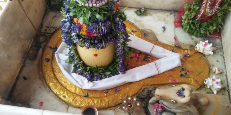 काशी में विराजते हैं पाकिस्तानी महादेव, 1947 में शीतला घाट पर हुई थी इनकी स्थापना