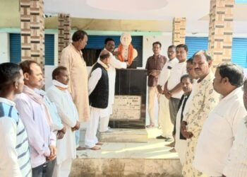 Chandauli: देश के प्रथम प्रधानमंत्री पं० नेहरु को कांग्रेस कार्यकर्ताओं ने दी श्रद्धांजलि