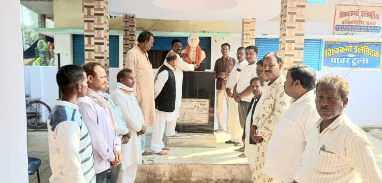 Chandauli: देश के प्रथम प्रधानमंत्री पं० नेहरु को कांग्रेस कार्यकर्ताओं ने दी श्रद्धांजलि