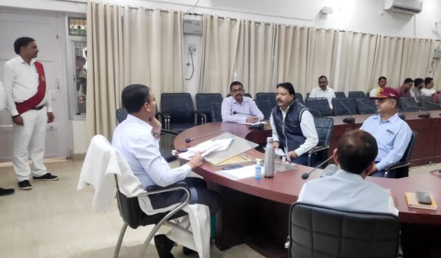 जिलाधिकारी ने जन सुनवाई के दौरान सुनी फरियादियों की समस्याएं, अधिकारियों को गुणवत्तापूर्ण निस्तारण का दिया निर्देश