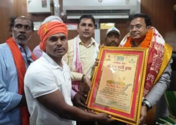 Chandauli: प्रदेश रत्न से सम्मानित हुए डॉ० विनोद बिंद, प्रधानमंत्री स्वच्छता दूत ने अंगवस्त्र व पुष्पगुच्छ से किया सम्मान