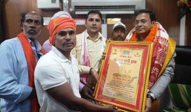 Chandauli: प्रदेश रत्न से सम्मानित हुए डॉ० विनोद बिंद, प्रधानमंत्री स्वच्छता दूत ने अंगवस्त्र व पुष्पगुच्छ से किया सम्मान