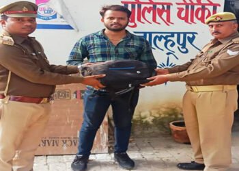 चौकी प्रभारी जाल्हूपुर ने तलाश कर छात्र को सौंपा उसका खोया बैग