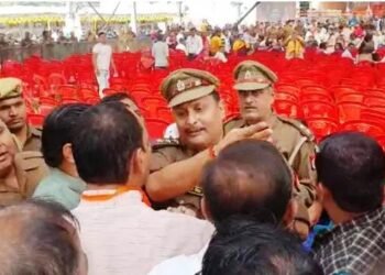 “मुझे सस्पेंड करवा देना लेकिन मैं चेकिंग पॉइंट से नही हटूंगा” PM मोदी के कार्यक्रम के दौरान BJP विधायक और दरोगा में हुई नोंक झोंक