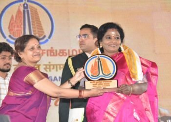 भूक मफि थियटर मैदाम में चल रहे तमिल काशी समागम। को संबोधित करती तमिल राज्यपाल..