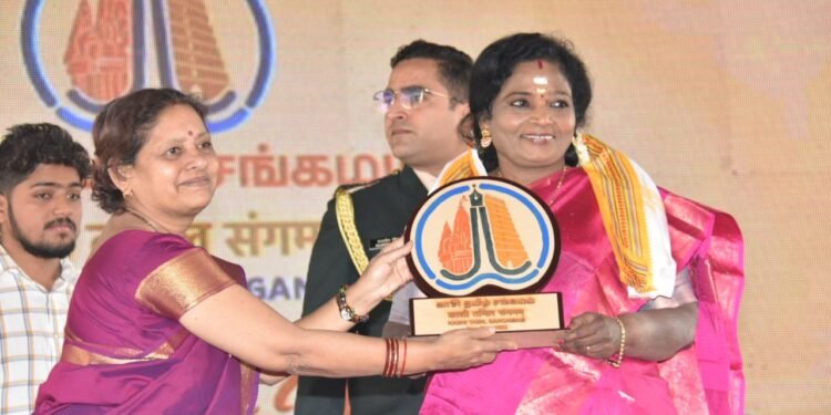 भूक मफि थियटर मैदाम में चल रहे तमिल काशी समागम। को संबोधित करती तमिल राज्यपाल..