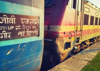 श्रमजीवी का इंजन फेल, जहां-तहां खड़ी हुई गाड़ियां