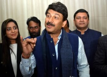 बिना मास्क के मीडिया से मुखातिब हुए मनोज तिवारी, कहा – हमें कोरोना नियमों का पालन करना चाहिए’