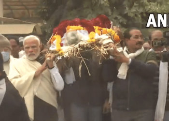 PM मोदी की मां का निधन, 100 साल की जीवन यात्रा का हुआ अंत