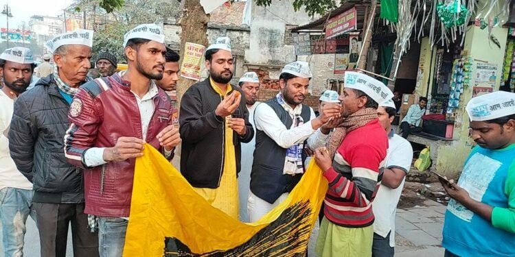 दिल्ली के एमसीडी चुनाव में AAP ने लहराया जीत का परचम, काशी में कार्यकर्ताओं ने मनाया जश्न