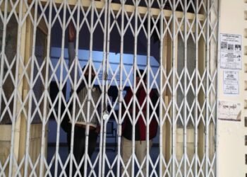 BHU: हिंदी विभाग के पूर्व छात्रों ने गेट पर जड़ा ताला, पीएचडी प्रवेश परीक्षा में लगाया धांधली का आरोप, अन्य स्टूडेंट्स की पढाई बाधित