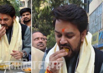 केन्द्रीय खेल मंत्री अनुराग ठाकुर ने चखा बनारसी कचौड़ी जलेबी का स्वाद