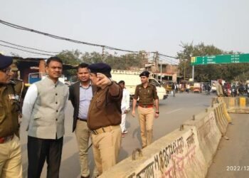 Varanasi: शहर को ट्रैफिक जाम से मुक्ति दिलाने डीएम और कमिश्नर उतरे सड़क पर, जाम वाले क्षेत्रों में दिया फ्लाईओवर बनाने का निर्देश