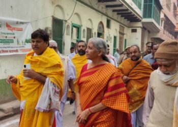 काशी की गलियों में भ्रमण करने निकलीं वित्त मंत्री निर्मला सीतारमण, मंदिरों में किया दर्शन, गंगा की लहरों पर नौकायन का लिया आनंद