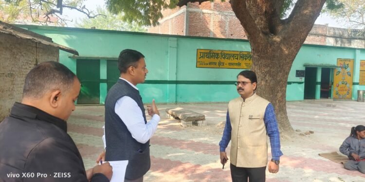 औचक निरीक्षण में जिलाधिकारी ने प्राथमिक विद्यालय में शिक्षामित्र समेत 4 को किया बर्खास्त, बिना सूचना हुए थे अनुपस्थित
