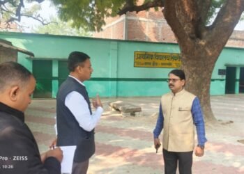 औचक निरीक्षण में जिलाधिकारी ने प्राथमिक विद्यालय में शिक्षामित्र समेत 4 को किया बर्खास्त, बिना सूचना हुए थे अनुपस्थित