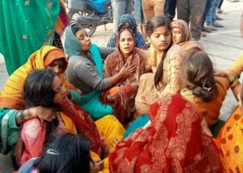 कबाड़ के दुकान में लटका मिला युवक का शव, परिजनों ने लगाया हत्या का आरोप