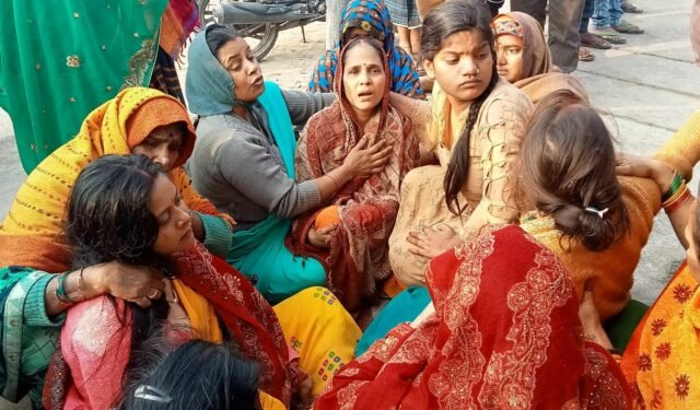 कबाड़ के दुकान में लटका मिला युवक का शव, परिजनों ने लगाया हत्या का आरोप