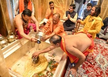 CM योगी ने काशी विश्वनाथ धाम व कालभैरव दरबार में लगाई हाजिरी