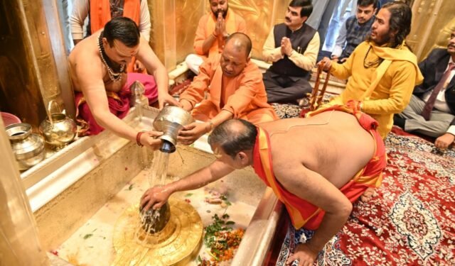 CM योगी ने काशी विश्वनाथ धाम व कालभैरव दरबार में लगाई हाजिरी