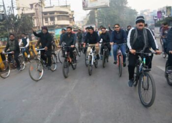केन्द्रीय स्वास्थ्य मंत्री ने काशी में चलाई साईकिल, स्वास्थ्य के प्रति जागरूक रहने का दिया संदेश