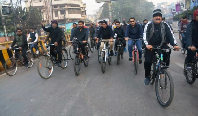 केन्द्रीय स्वास्थ्य मंत्री ने काशी में चलाई साईकिल, स्वास्थ्य के प्रति जागरूक रहने का दिया संदेश
