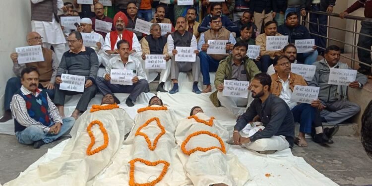 वाराणसी में व्यापारियों का अनोखा प्रदर्शन: जीएसटी विभाग के खिलाफ व्यापारियों ने कफन ओढ़कर किया प्रदर्शन