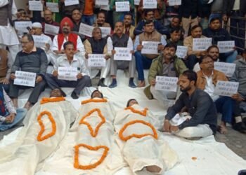 वाराणसी में व्यापारियों का अनोखा प्रदर्शन: जीएसटी विभाग के खिलाफ व्यापारियों ने कफन ओढ़कर किया प्रदर्शन