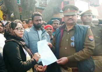 ग्राम प्रधान के समर्थन में दुकानें रही बंद, प्रधान की मां ने राजनीतिक रंजिश में फंसाने का लगाया आरोप