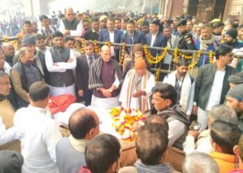 रक्षामंत्री राजनाथ सिंह की भाभी का निधन, परिवार संग पहुंचे मणिकर्णिका घाट