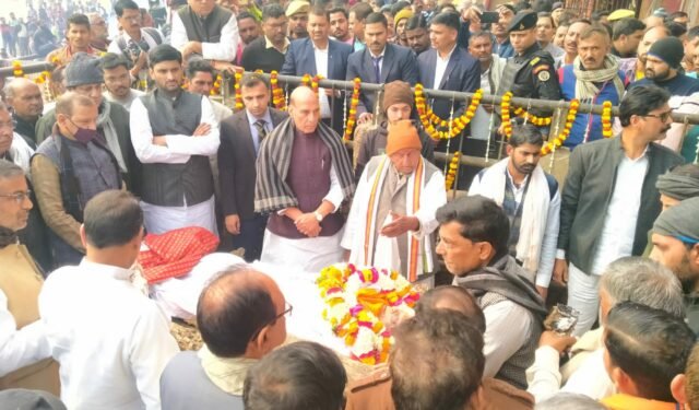 रक्षामंत्री राजनाथ सिंह की भाभी का निधन, परिवार संग पहुंचे मणिकर्णिका घाट