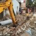 सीवर का पानी गिराने को लेकर ग्रामीणों ने ठेकेदार से किया नोंकझोंक