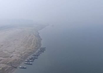 वाराणसी में सीजन का पहला कोहरा: ग्रामीण क्षेत्रों में विजिबिलिटी हुई कम, शहर की हवा ख़राब