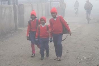 कोहरे से ढका बनारस, पब्लिक को आवागमन में हुई समस्या