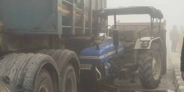 कोहरा बना एक्सीडेंट की वजह: डम्फर के पीछे टकराया ट्रैक्टर, दो की हालत गंभीर