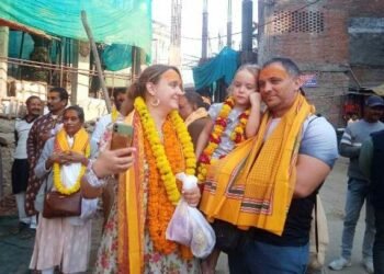 मिर्जापुर: मां विंध्यवासिनी के धाम पहुंचे विदेशी सैलानी, दर्शन कर हुए अविभूत