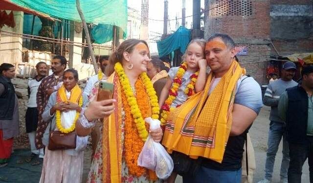 मिर्जापुर: मां विंध्यवासिनी के धाम पहुंचे विदेशी सैलानी, दर्शन कर हुए अविभूत