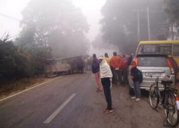 Ballia: कोहरे में टकराए बस व टैक्टर, दो घायल