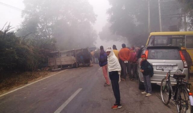 Ballia: कोहरे में टकराए बस व टैक्टर, दो घायल