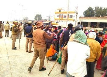 मिर्जापुर: फोन पर बात करते हुए ड्राइविंग से युवक की मौत, परिजनों ने किया सड़क जाम