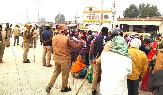 मिर्जापुर: फोन पर बात करते हुए ड्राइविंग से युवक की मौत, परिजनों ने किया सड़क जाम