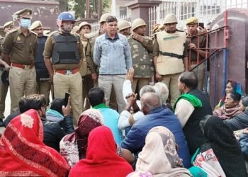 आजमगढ़: किसान नेता की गिरफ्तारी से आक्रोश, ग्रामीणों ने घेरा एसपी कार्यालय