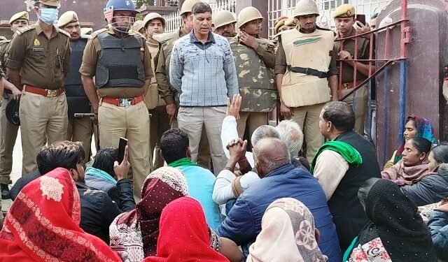 आजमगढ़: किसान नेता की गिरफ्तारी से आक्रोश, ग्रामीणों ने घेरा एसपी कार्यालय