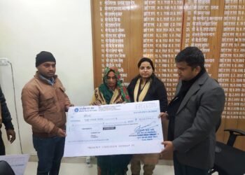 Jaunpur: कोरोना में दिवंगत पत्रकारों के परिवारजनों को दी गई आर्थिक सहायता