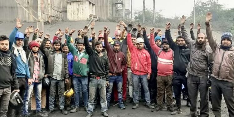 संविदा मजदूर की मौत से नाराज साथियों ने दिया धरना