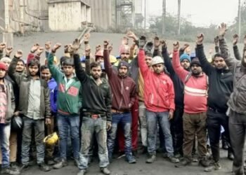 संविदा मजदूर की मौत से नाराज साथियों ने दिया धरना